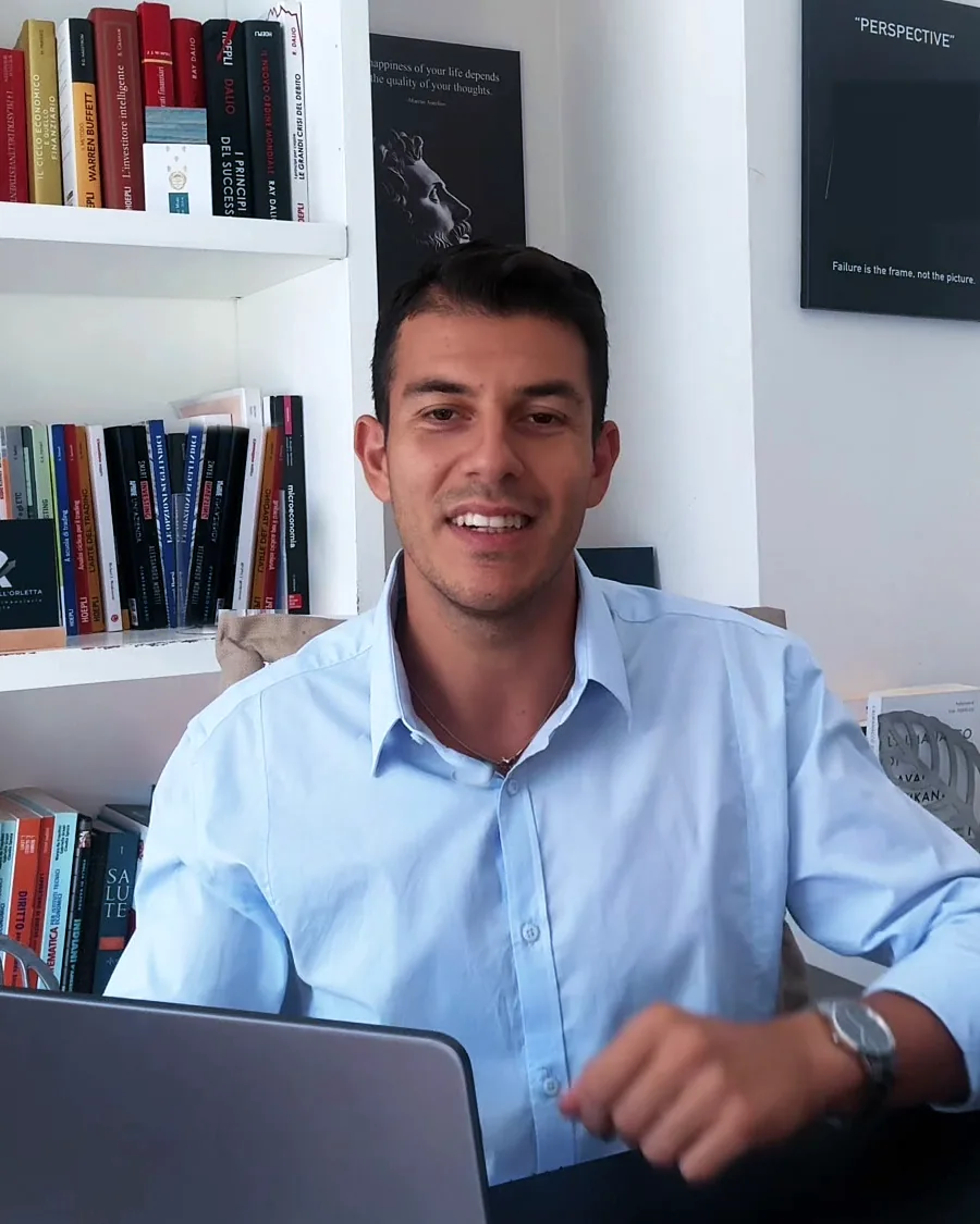 Riccardo Dell'Orletta sorride nel suo studio
